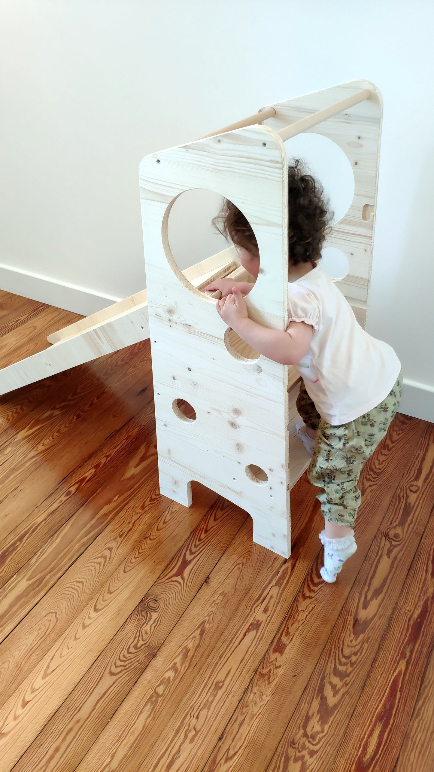 Tour d'apprentissage évolutive Montessori avec tableau amovible, toboggan et échelle