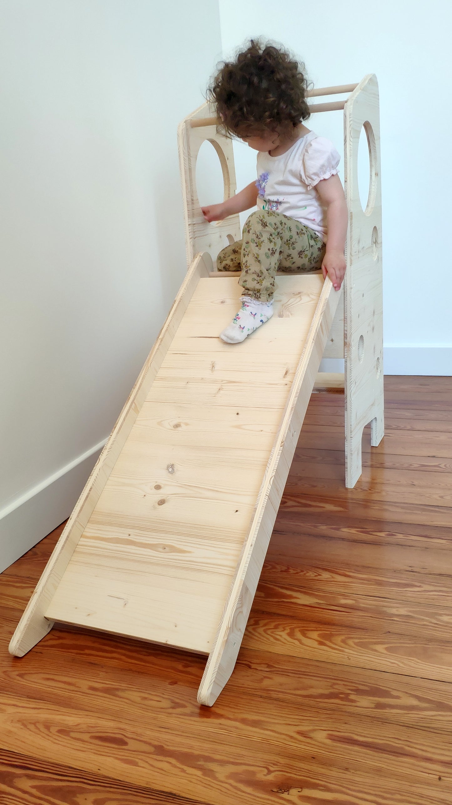 Tour d'apprentissage évolutive Montessori avec tableau amovible, toboggan et échelle