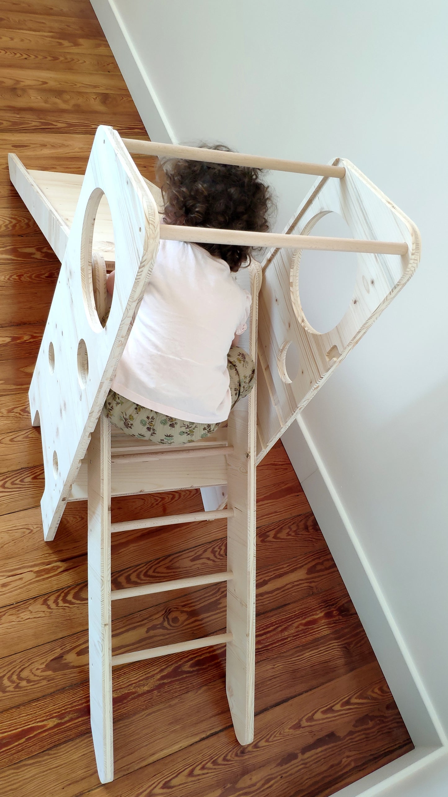 Tour d'apprentissage évolutive Montessori avec tableau amovible, toboggan et échelle