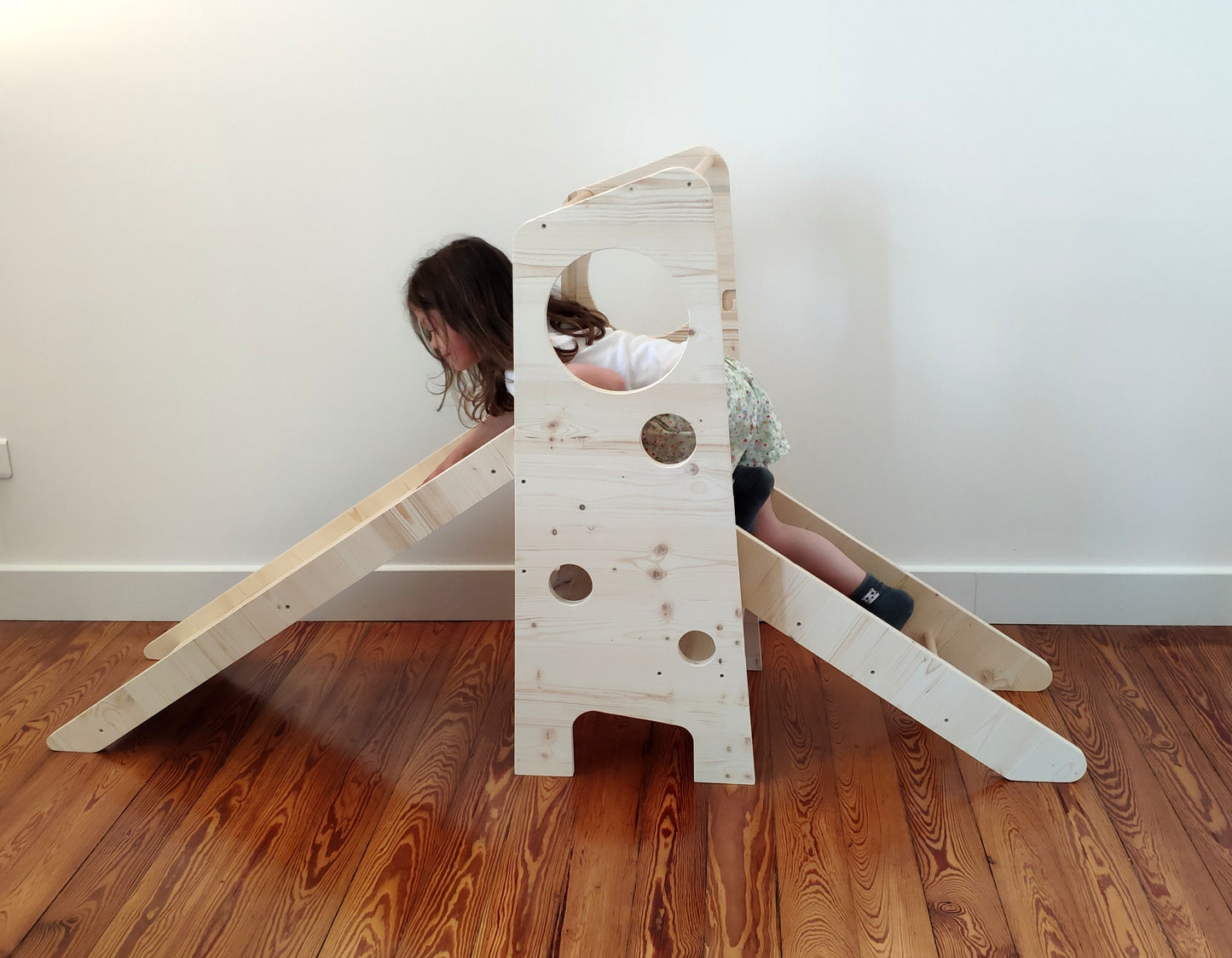 Tour d'apprentissage évolutive Montessori avec tableau amovible, toboggan et échelle