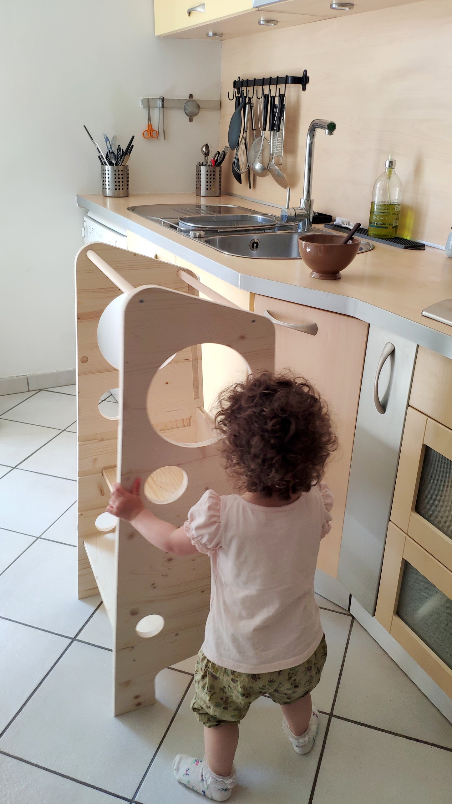 Tour d'apprentissage évolutive Montessori avec tableau amovible