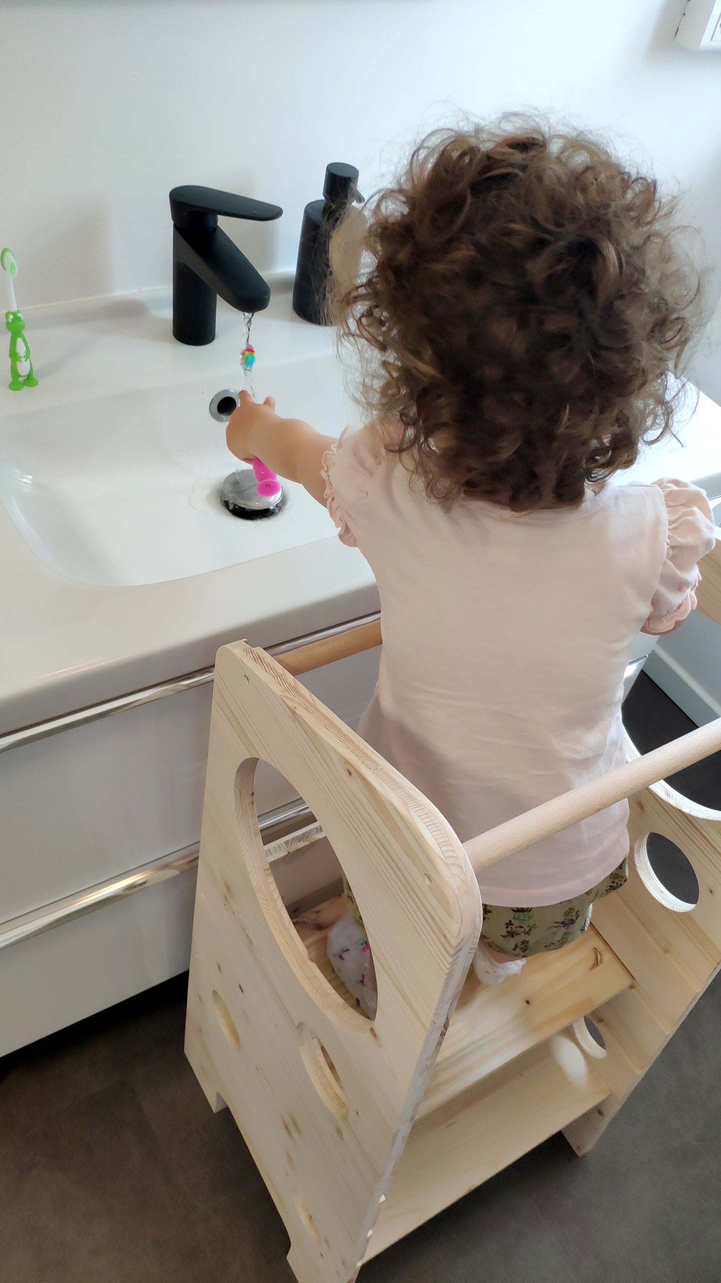 Tour d'apprentissage évolutive Montessori avec tableau amovible