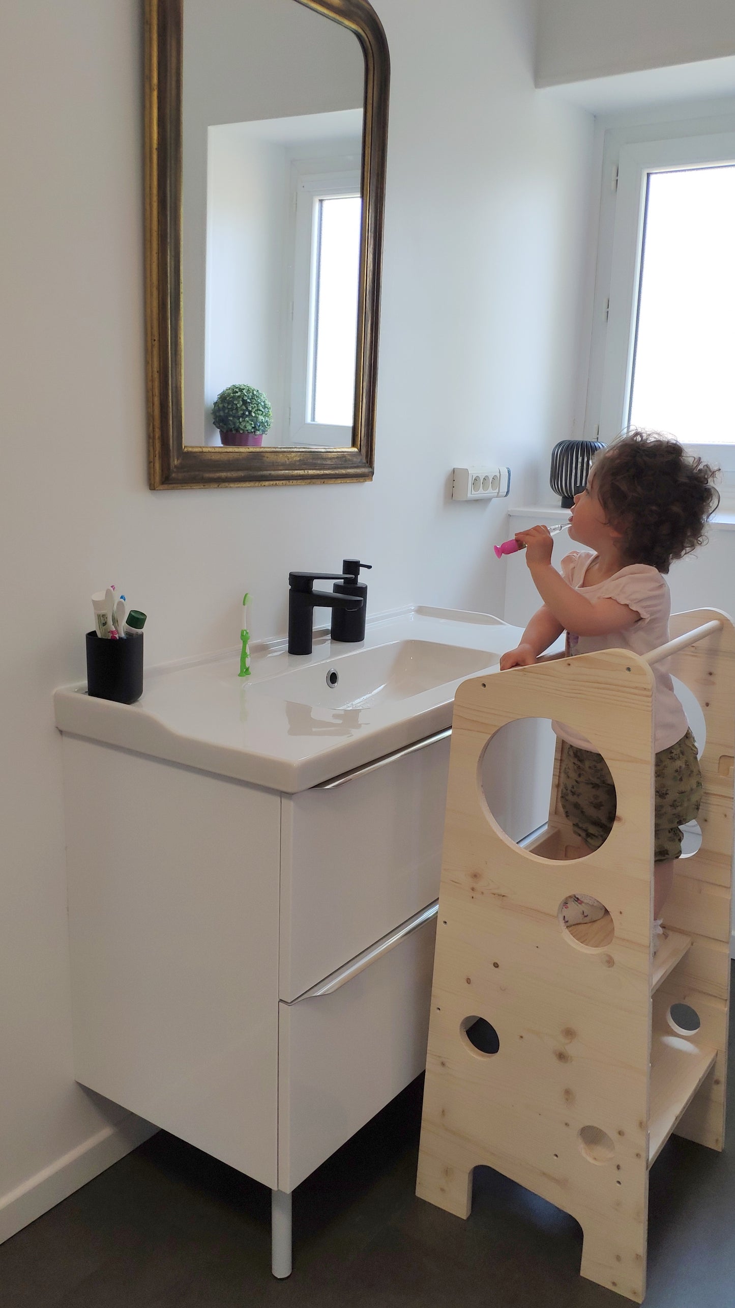 Tour d'apprentissage évolutive Montessori avec tableau amovible