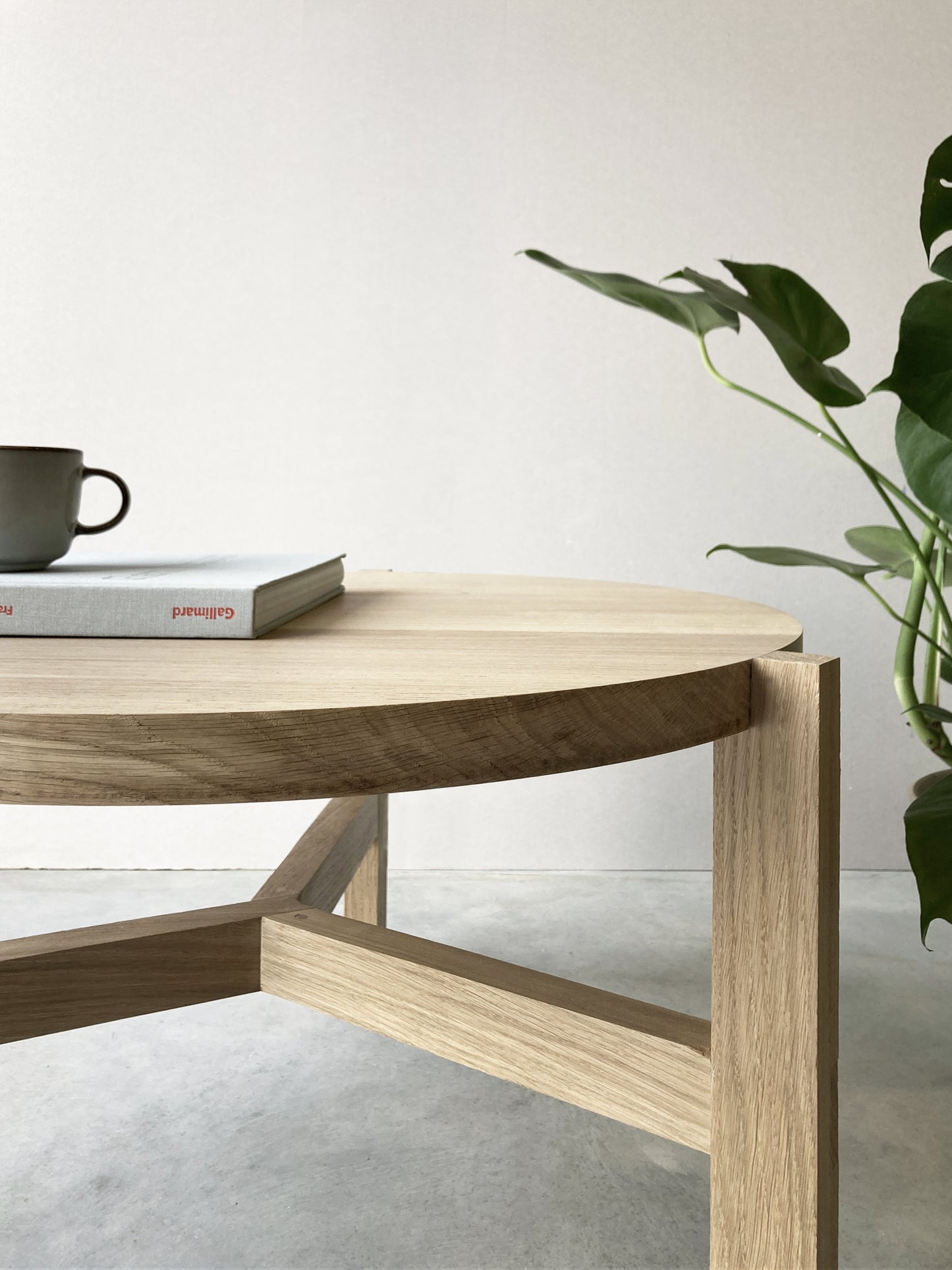 Round coffee table in solid French oak