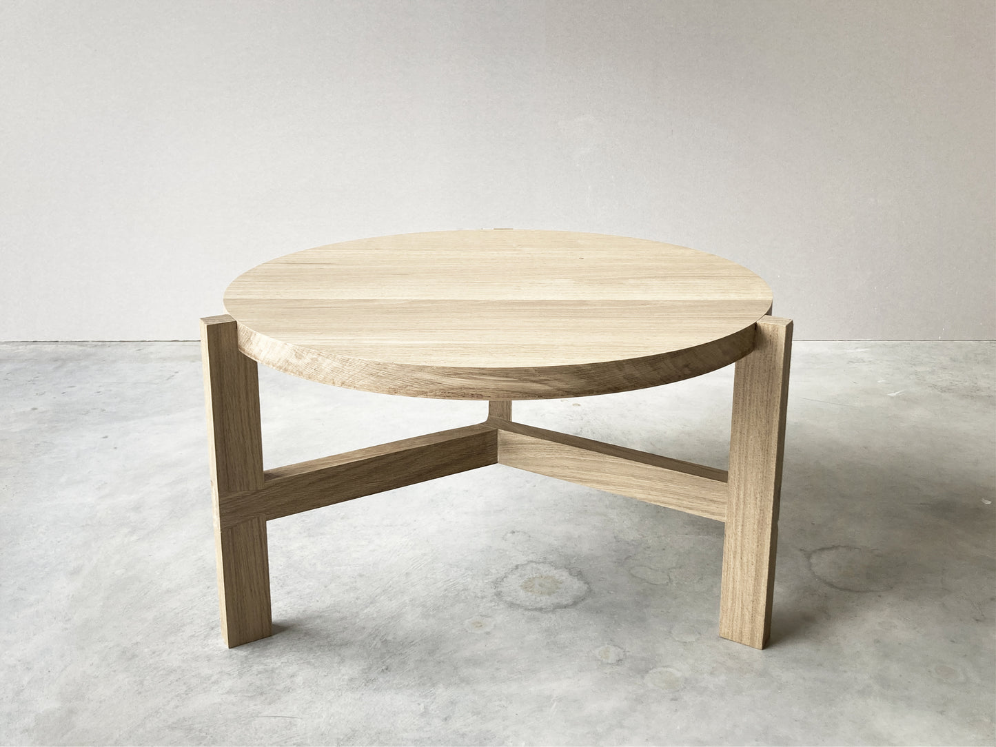 Round coffee table in solid French oak