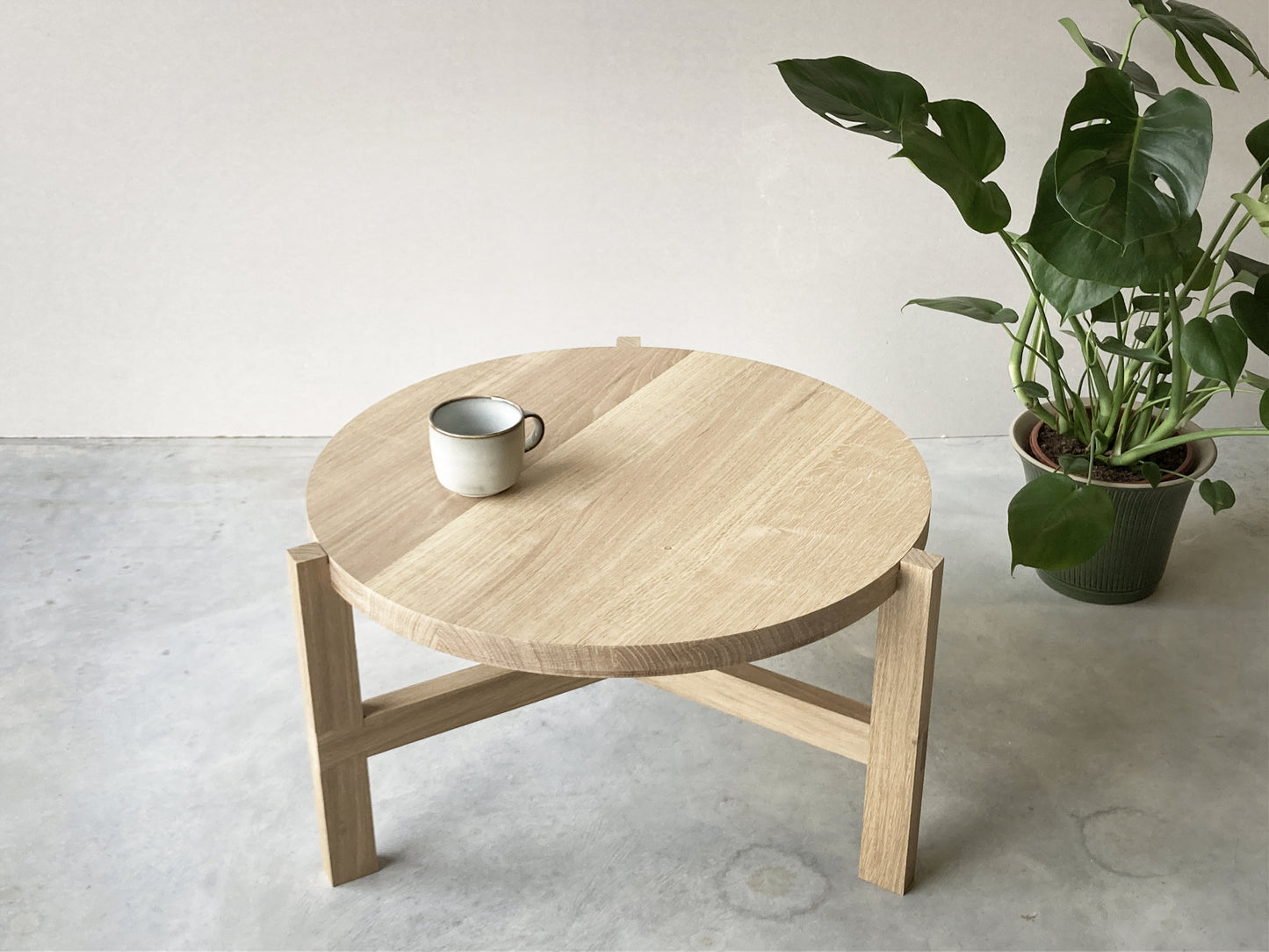 Round coffee table in solid French oak