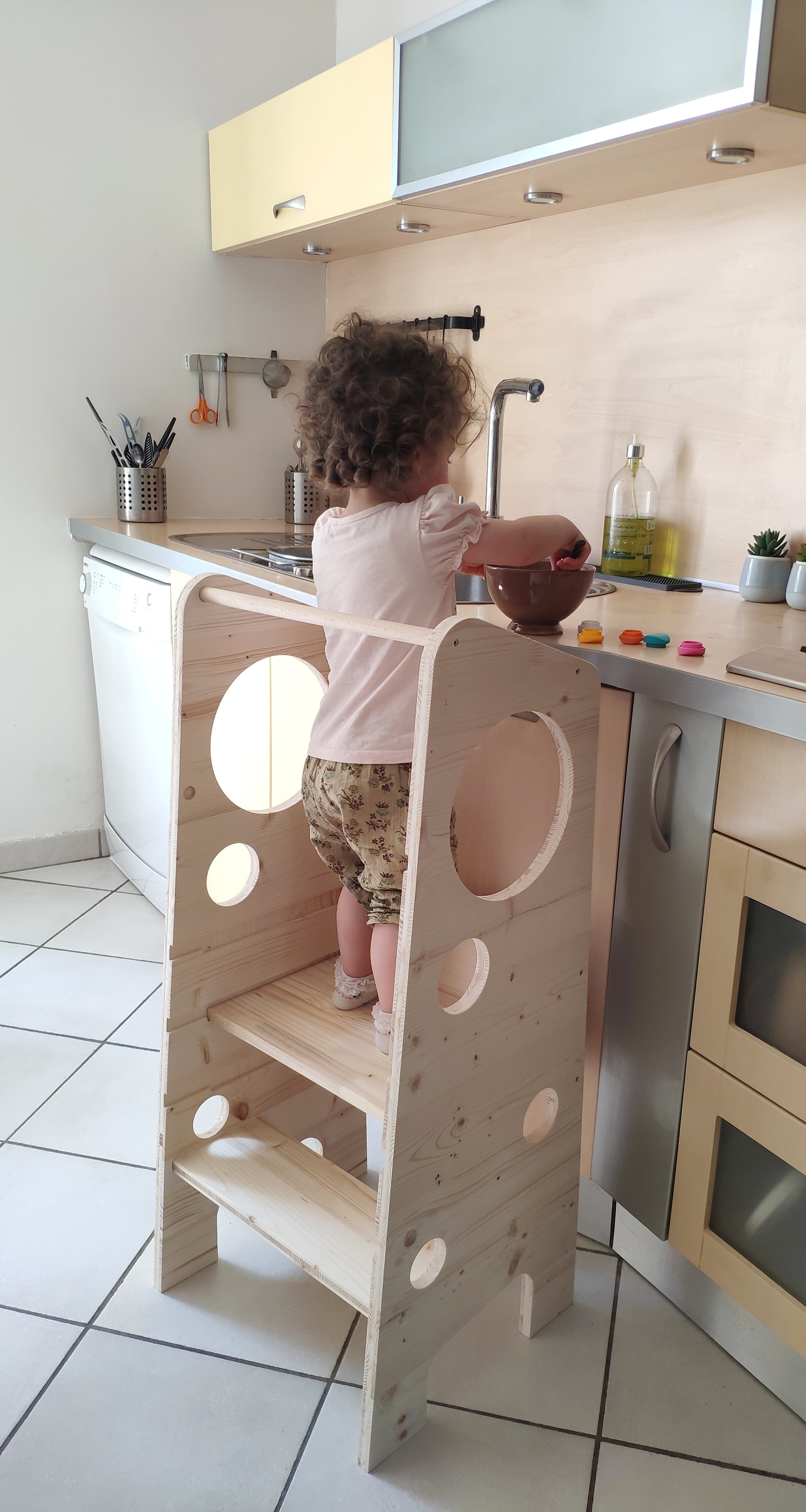 Scalable Montessori-inspired learning tower - FIL Mobilier